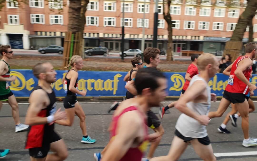 Gruppen stapt uit bij TCS Amsterdam marathon