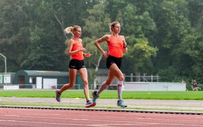 Gruppen doorbreekt 34 minuten grens op 10km; Seizoensafsluiter voor Voorrips, de Waard & Van Kampen op 1500m